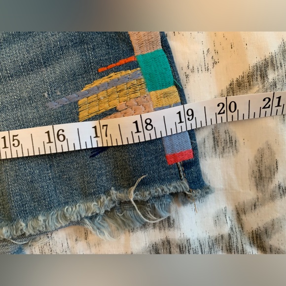 3/$20 BlankNYC The Astor jean cut off shorts accent embroidery size 27 Like new - Picture 10 of 11
